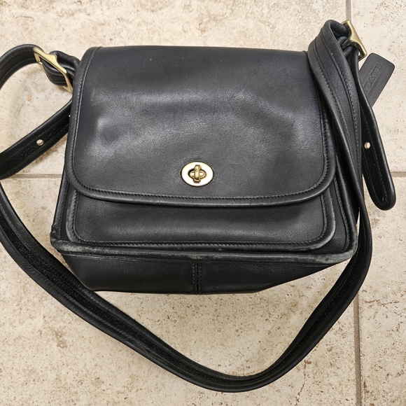 バッグ COACH Vintage Leather Black Shoulder Bag Vintage COACH Black Leather Legacy City Bag Turn lock Flap
